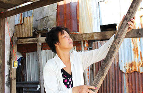 Chị Phạm Thị Bông (phường 4, quận 8) đang sửa lại gian bếp mới bị sụp. 