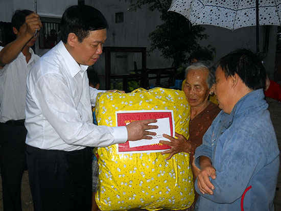 ĐBQH Vương Đình Huệ thăm, tặng quà cho bà Hoàng Thị Kim Tòng, 78 tuổi, ở thôn Bình Thái, xã Phước Thuận, huyện Tuy Phước, tỉnh Bình Định. 
