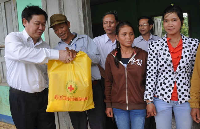 ĐBQH Vương Đình Huệ trao tặng quà cho các gia đình chính sách thuộc xã vùng cao An Toàn, huyện An Lão, tỉnh Bình Định. 