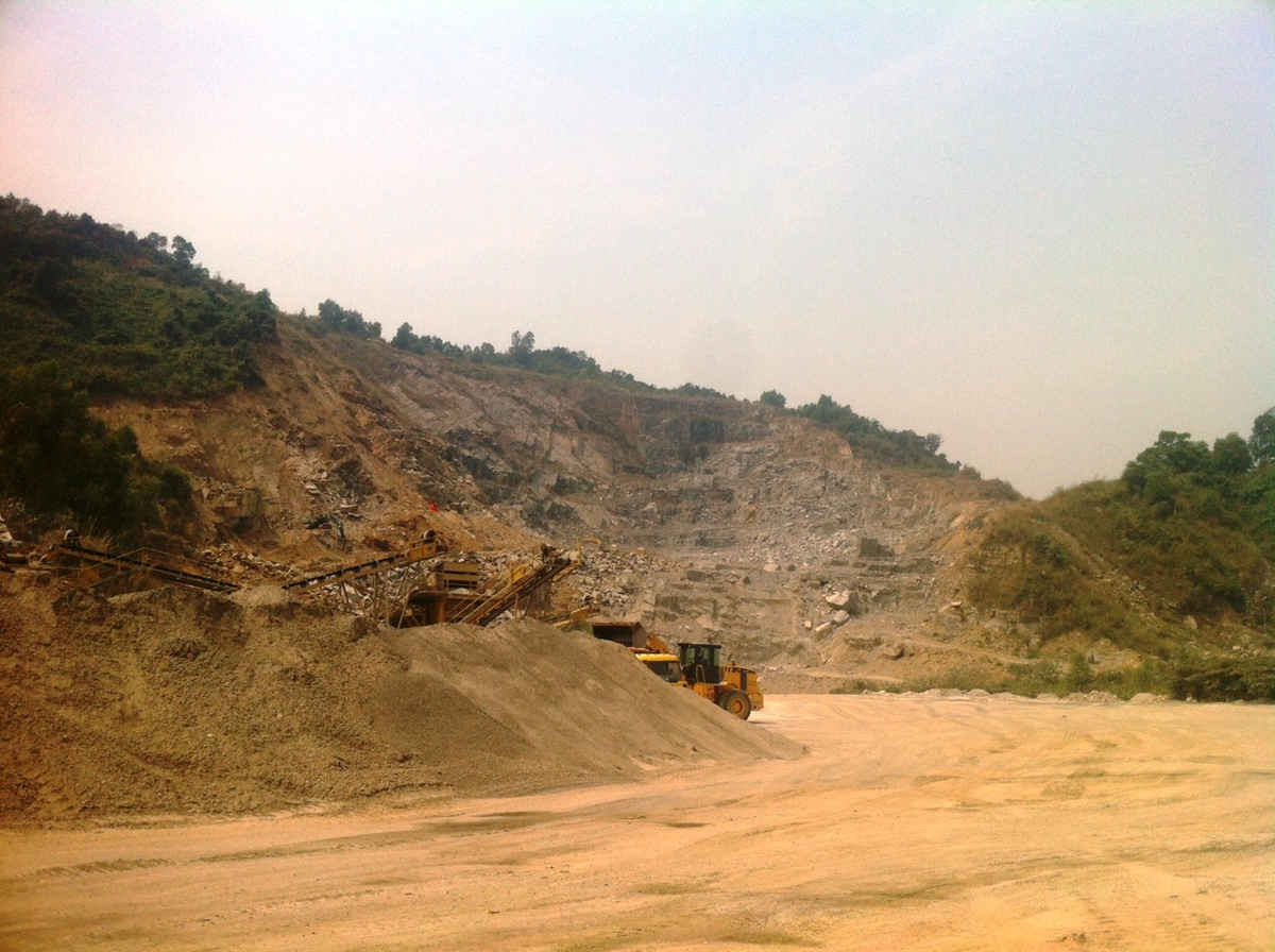 Mỏ đá Hòa Phát (quận Cẩm Lệ) của Công ty Cổ phần đá xây dựng Hòa Phát liên tục gây ô nhiễm trong khai thác đá