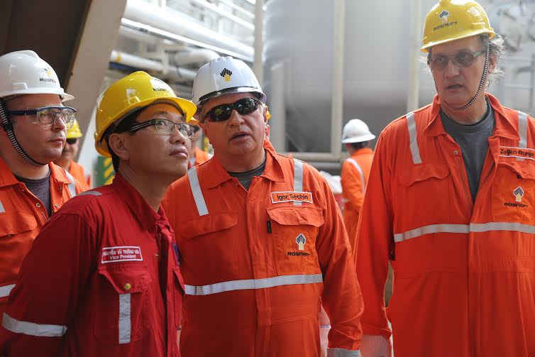 Tổng Giám đốc Tập đoàn Dầu khí Việt Nam Nguyễn Vũ Trường Sơn và Chủ tịch Tập đoàn Rosneft Igor Sechin thăm giàn khai thác Hakuryu-5