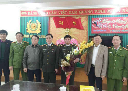 Đại tá, Dương Văn Tiến, Phó giám đốc, Thủ trưởng Cơ quan An ninh điều tra Công an tỉnh thưởng nóng cho Ban chuyên án số tiền 30 triệu đồng