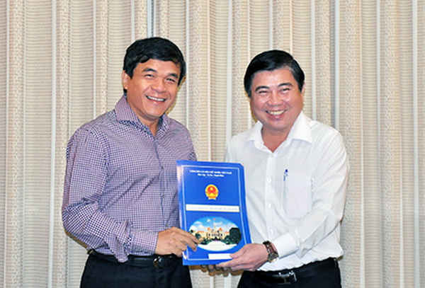 Ông Nguyễn Thành Phong - Chủ tịch UBND TP.HCM trao quyết định điều động cho ông Nguyễn Quý Hòa (bên trái) - Ảnh: hcmcpv.gov.vn