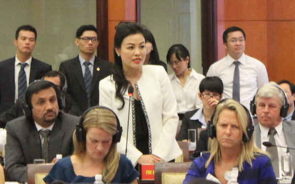 Bà Huỳnh Thị Lan Phương - Phó TGĐ VWS nêu các khó khăn với lãnh đạo Thành phố