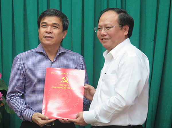 Ông Nguyễn Qúy Hòa (bên trái) nhận quyết định bổ nhiệm làm Phó Trưởng Ban Tuyên giáo Thành ủy TPHCM - Ảnh:hcmcpv.gov.vn  