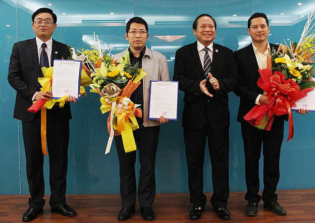 Ủy viên Trung ương Đảng - Thứ trưởng Bộ TT&TT trao quyết định và  tặng hoa chúc mừng 3 cán bộ mới được bổ nhiệm. 