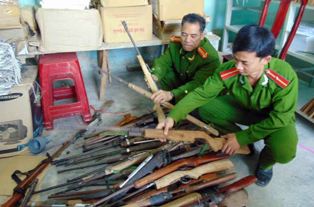 Hàng chục khẩu súng tự chế có độ sát thương cao đã được người dân giao nộp ở huyện Tây Giang