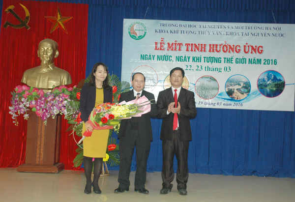 PGS - TS Nguyễn Ngọc Thanh - Hiệu trưởng Nhà trường (giữa) tặng hoa đại diện lãnh đạo 2 khoa Khí tượng thủy văn và Tài nguyên nước nhân ngày Nước và ngày Khí tượng Thế giới năm 2016