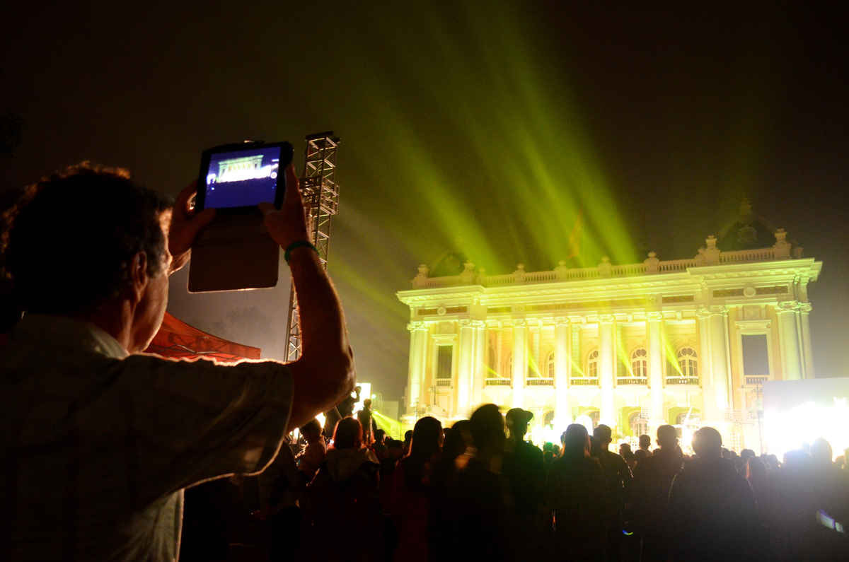 Các vị khách quốc tế cũng ghi lại những hình ảnh trong buổi tối hưởng ứng chiến dịch Giờ Trái đất 2016 tại Hà Nội
