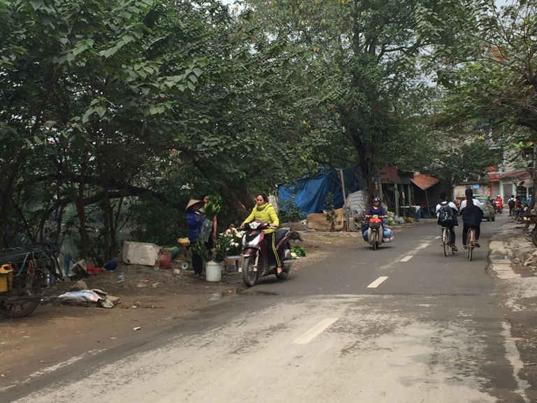 Các điểm chợ cóc, chợ tạm nằm rải rác dọc tuyến đường Tả Thanh Oai