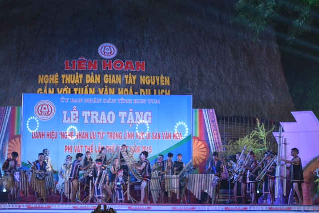 Tiết mục mở màn hoà tấu nhạc cụ dân tộc của Đoàn nghệ nhân tỉnh Kon Tum