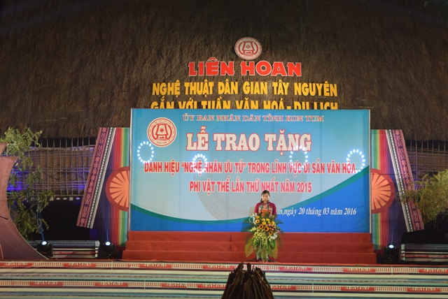 Bà Trần Thị Nga – Phó Chủ tịch UBND tỉnh Kon Tum phát biểu tại Lễ vinh danh nghệ nhân ưu tú trong đêm bế mạc