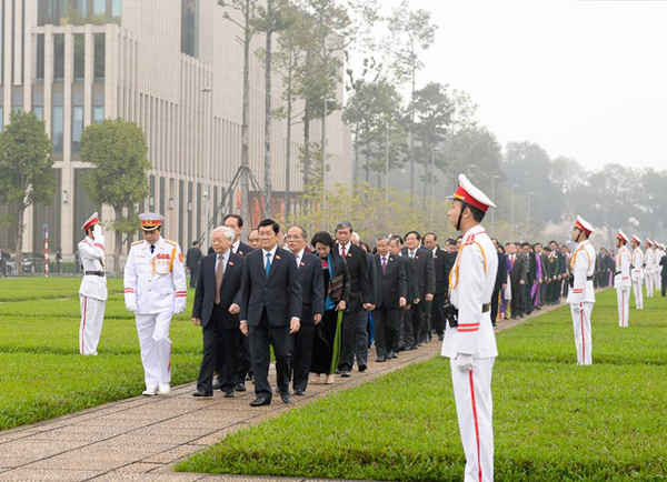 Trước giờ khai mạc, các đại biểu đã vào Lăng viếng Chủ tịch Hồ Chí Minh. Ảnh: quochoi.vn
