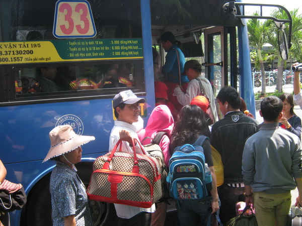 Hành khách được trung chuyển từ Ga Sài Gòn để xuống TP Biên Hòa đi tàu lửa