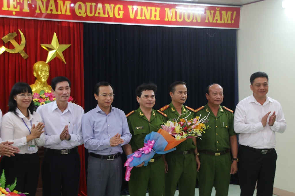 Bí thư Thành ủy Nguyễn Xuân Anh đích thân tặng Hoa chúc mừng lực lượng Công an quận Ngũ Hành Sơn