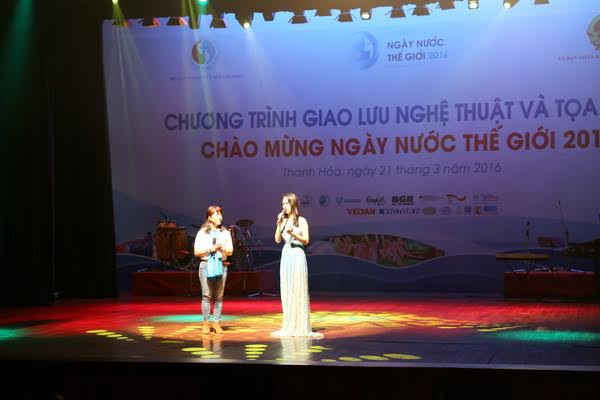 Ca sĩ Ái Phương (bên phải) mong muốn lan tỏa ý thức bảo vệ môi trường và sử dụng nước tiết kiệm, hiệu quả đến với mọi người