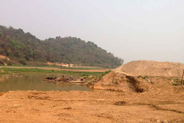 (TN&MT) - Nậm Rốm - con sông đã gắn liền với chiến thắng Điện Biên Phủ lịch sử đang oằn mình trước tình trạng khai thác cát trái phép hoành hành