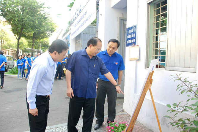 Ông Tất Thành Cang, Phó Bí thư Thường trực Thành ủy tham quan triển lãm