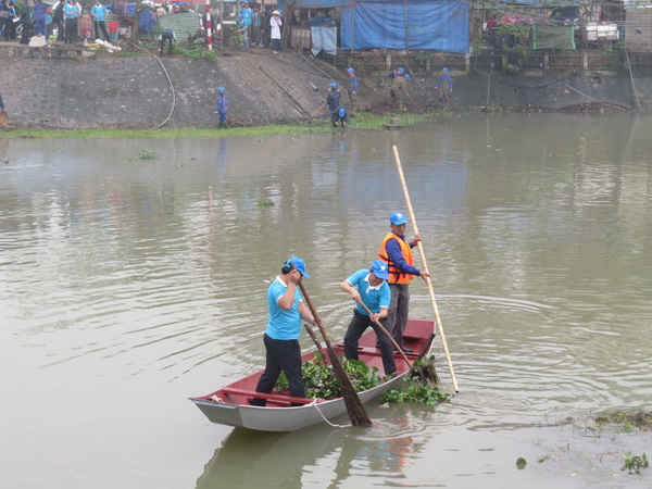 Ông Nguyễn Trường Sơn – Phó chủ tịch thường trực UBND huyện An Dương (đứng ở giữa thuyền) tham gia vớt rác trên sông Rế.