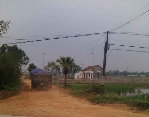 Xe chở đất vẫn đang ùn ùn chạy vào nhà máy Gốm Thịnh Lộc.