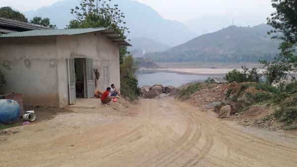 Hàng loạt bãi cát của chủ bến tên Long, ở Bản Két, xã Tạ Bú, huyện Mường La, tỉnh Sơn La