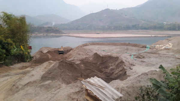 Bãi cát của chủ bến tên Long, ở Bản Két, xã Tạ Bú, huyện Mường La, tỉnh Sơn La