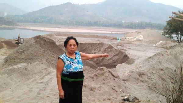 Bà Lương Thị Khẳm, một người dân sinh sống gần đây, hàng ngày phải chịu tiếng máy nổ, bụi cát bay