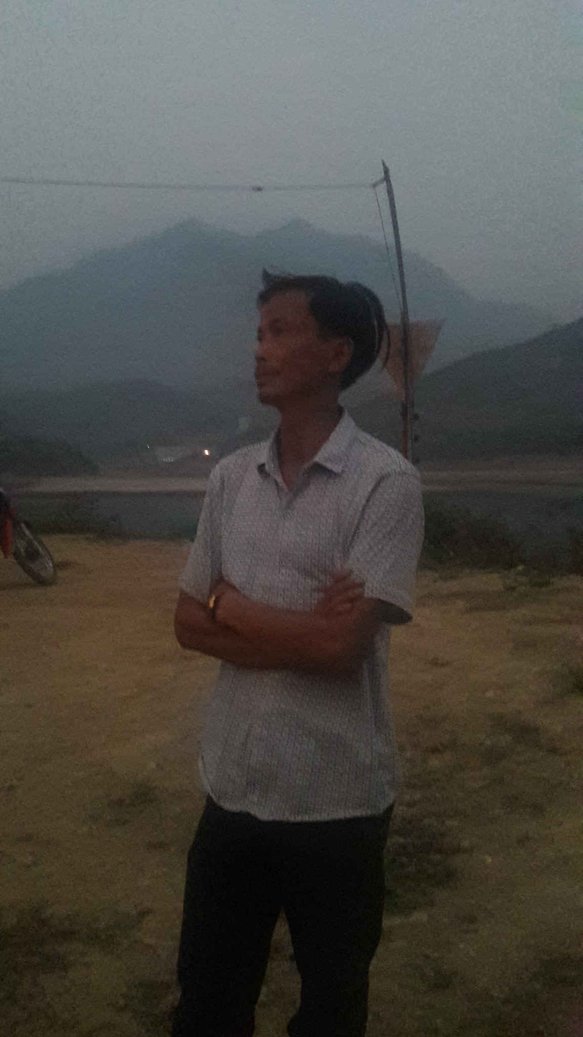 Ông Thỏa, một chủ bãi cát ở Bản Két, xã Tạ Bú, huyện Mường La.   
