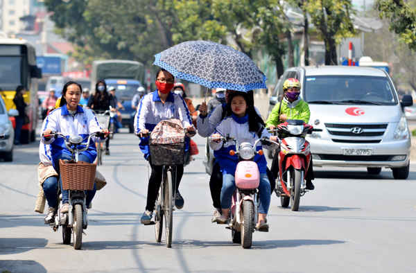 Vào thời điểm tan trường trên đường phố Thủ đô rất dễ bắt gặp hình ảnh các em học sinh đi xe đạp điện dàn hàng 3 trên đường mà không đội mũ bảo hiểm