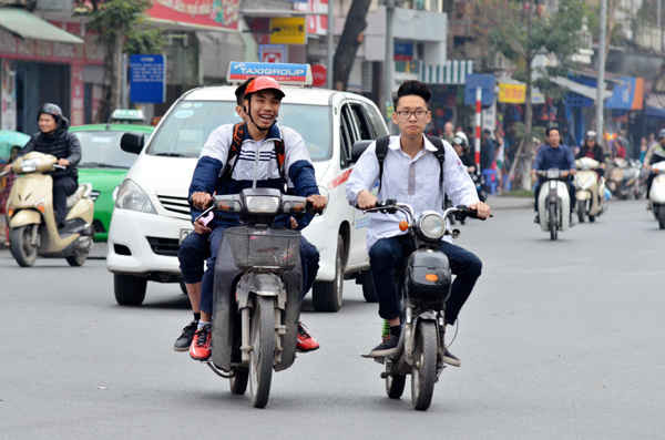 Khu vực hồ Hoàn Kiếm (Hà Nội) những em học sinh đi xe máy điện vi phạm giao thông và đi với tộc độ khá nhanh