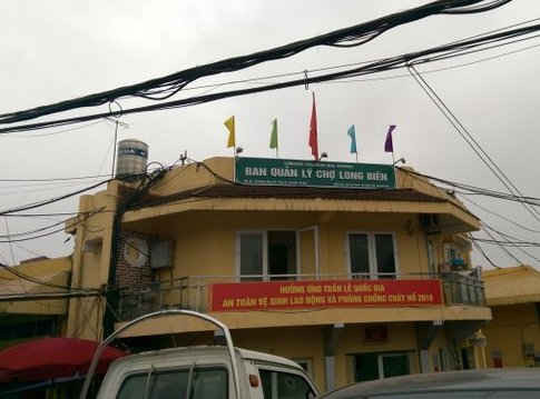 BQL chợ Long Biên đóng cửa trong buổi sáng ngày 23/3/2016.