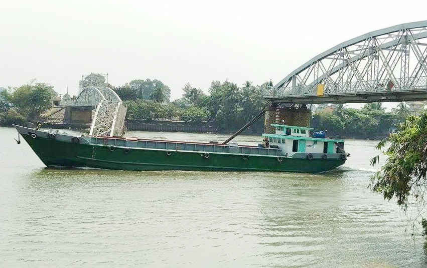 Tàu nhỏ được đi qua cầu Ghềnh vào ngày 23-3. 