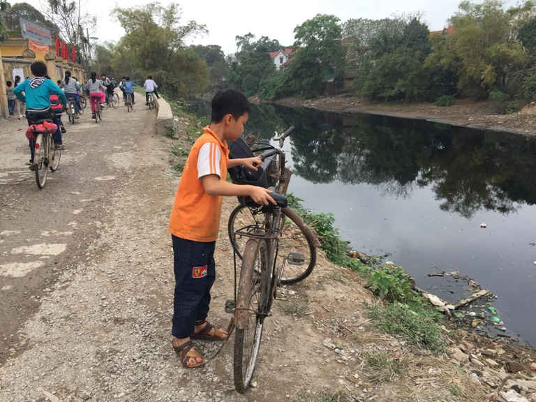 Bờ sông sạt lở gây nhiều nguy hiểm cho học sinh của trường tiểu học Tả Thanh Oai