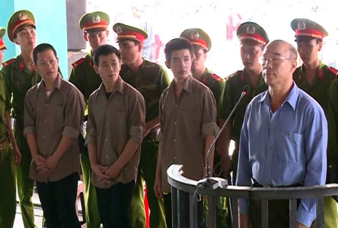 Bị cáo Nguyễn Văn Chưởng cùng các bị cáo khác nghe tuyên án.