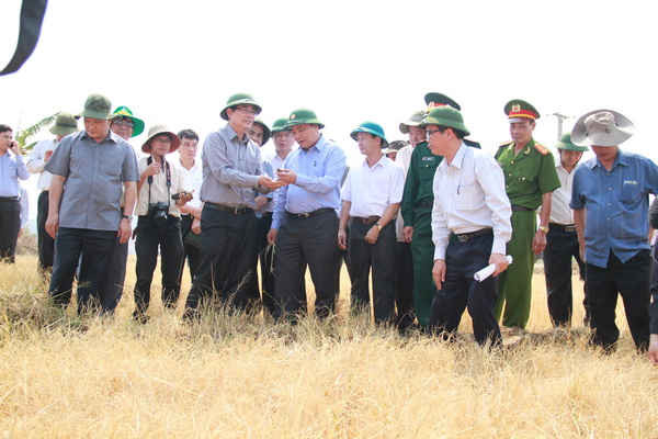 Phó Thủ tướng Nguyễn Xuân Phúc cùng Đoàn công tác thị sát tình trạng hạn hán ở cánh đồng Chư Don (Chư Pưh, Gia Lai). 