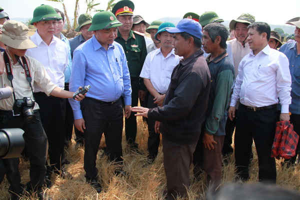 Phó Thủ tướng Nguyễn Xuân Phúc thăm hỏi người dân trên địa bàn hạn hán đang diễn ra.