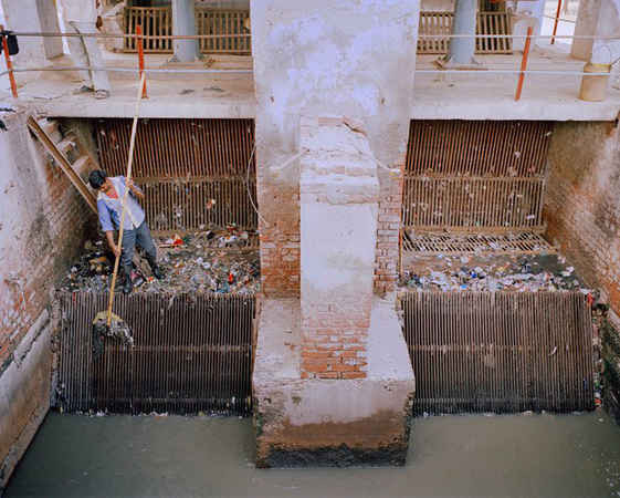 Một công nhân đang lau dọn bộ lọc tại 1 nhà máy xử lý nước thải. Nằm trong sáng kiến dự án Mile cuối cùng của chính phủ để làm sạch sông Hằng, tất cả các thành phố lớn ở Uttar Pradesh sẽ có nhà máy xử lý nước thải mới. Ảnh: Mustafah Abdulaziz / WaterAid