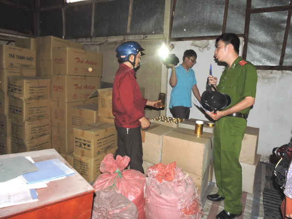 Lực lượng chức năng tiến hành kiểm tra xưởng cà phê “bẩn” của ông Hòa. 