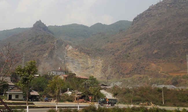 Vị trí mỏ đá Lương Việt nằm sát ngay quốc lộ 4D và đường 58m gây nguy hiểm cho người và phương tiện tham gia giao thông khi mỏ đá nổ mìn