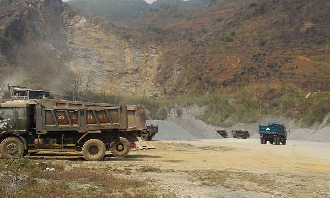 Hàng Chục xe vào chở đá với giàn nghiền xay xát đá bụi mù tại mỏ đá Lương Việt