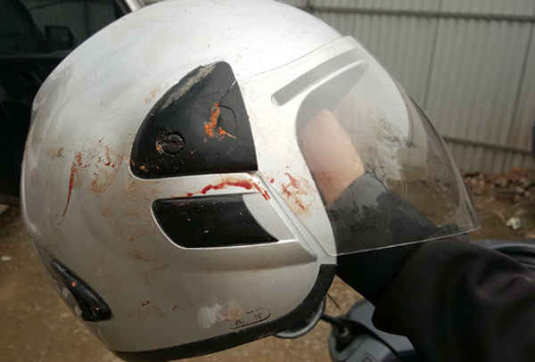 Chiếc mũ bảo hiểm của nhà báo Đỗ Doãn Hoàng sau khi bị đánh. Ảnh: laodong.com.vn