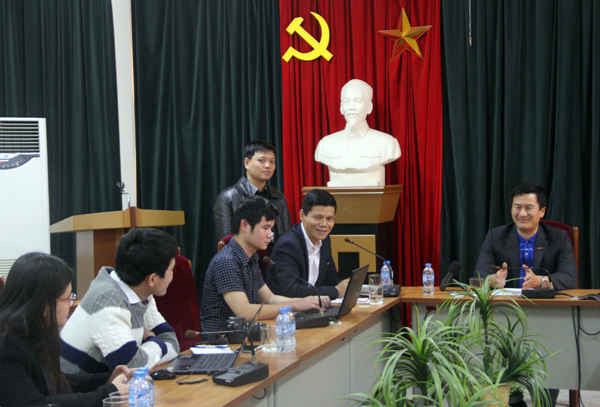 Tổng Biên tập Báo Lao Động - ông Trần Duy Phương (ngoài cùng bên phải) thông tin đến báo chí về vụ việc phóng viên Đỗ Doãn Hoàng bị hành hung