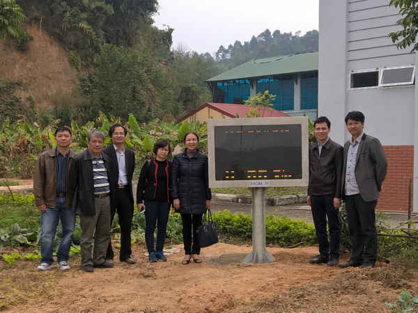 Đại diện Viện Năng lượng nguyên tử Việt Nam trao thiết bị máy đo bức xạ và màn hình  để xem kết quả quan trắc phóng xạ môi trường cho Sở Khoa học công nghệ tỉnh Lào Cai. Ảnh do Sở Khoa học và công nghệ tỉnh Lào Cai cung cấp.