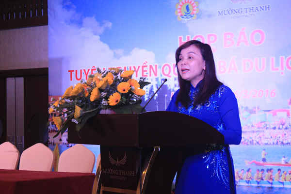 Bà Nguyễn Thị Dung, Phó Chủ tịch UBND thị xã Cửa Lò phát biểu tại buổi họp báo.