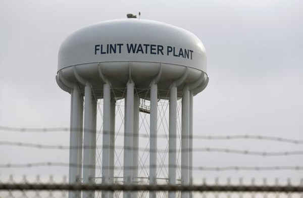 Hình ảnh đỉnh Nhà máy nước Flint ở thành phố Flint, bang Michigan, Mỹ ngày 7/2/2016. Ảnh: REUTERS/REBECCA COOK/FILES