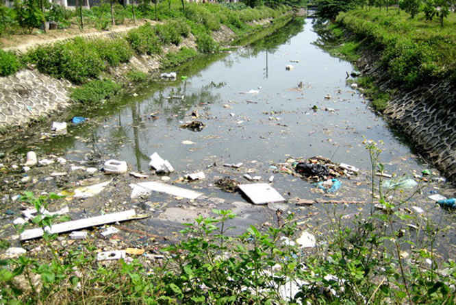 1.	Nước thải từ Khu Công nghiệp Lai Cách, huyện Cẩm Giàng kiến con kênh này đã trở thành “kênh chết”