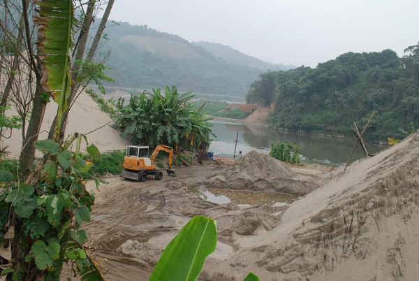 Một điểm tập kết cát khai thác trên sông Hồng ở xã Vạn Hòa, thành phố Lào Cai. 