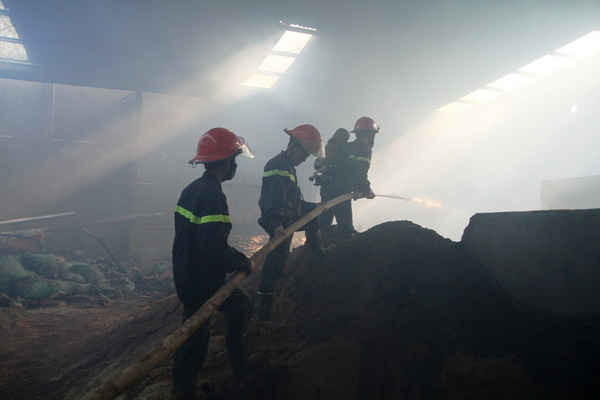 Hiện trường vụ cháy tại kho nghiền thân cây cà phê của Công ty Loan Bang
