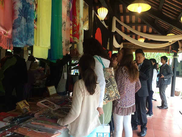 Festival là dịp để quảng bá các sản phẩm lụa tơ tằm của Việt Nam ra thị trường