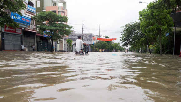 Cơn mưa lớn đêm 29 - 5- 2013 khiến TP.Hải Phòng chìm trong biển nước